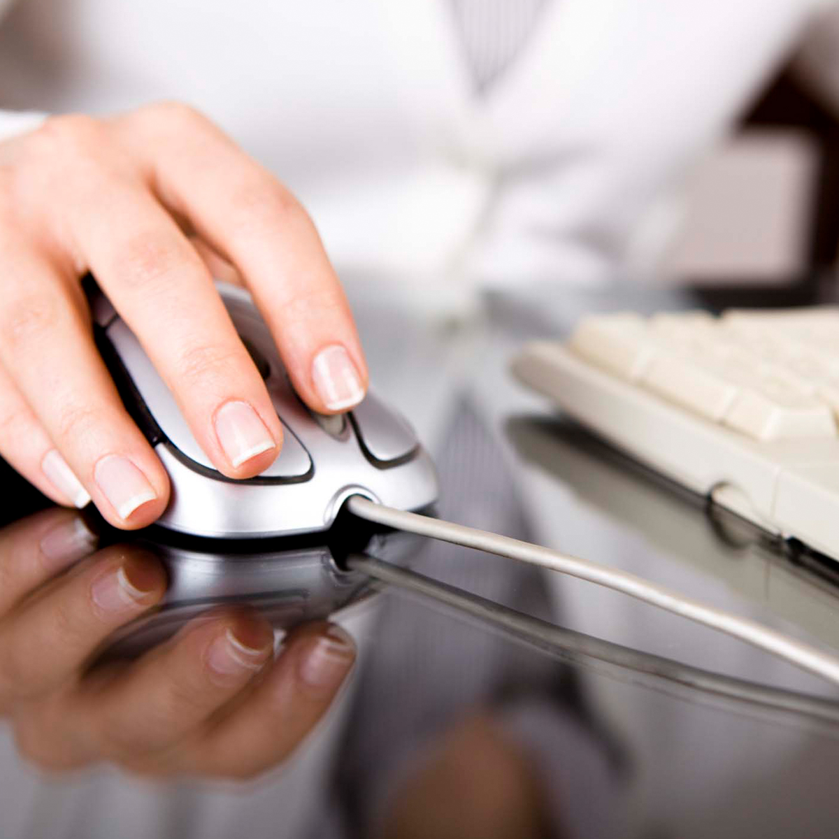 Main sur la souris au clavier
