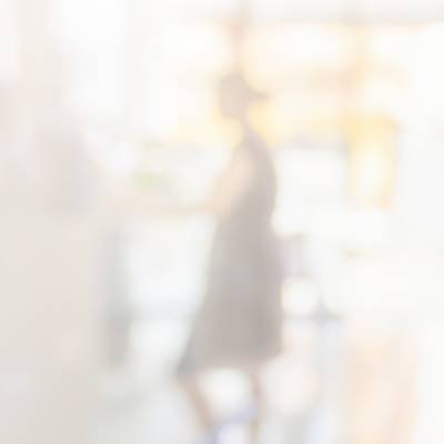 Photo floue d'une personne au comptoir d'une pharmacie
